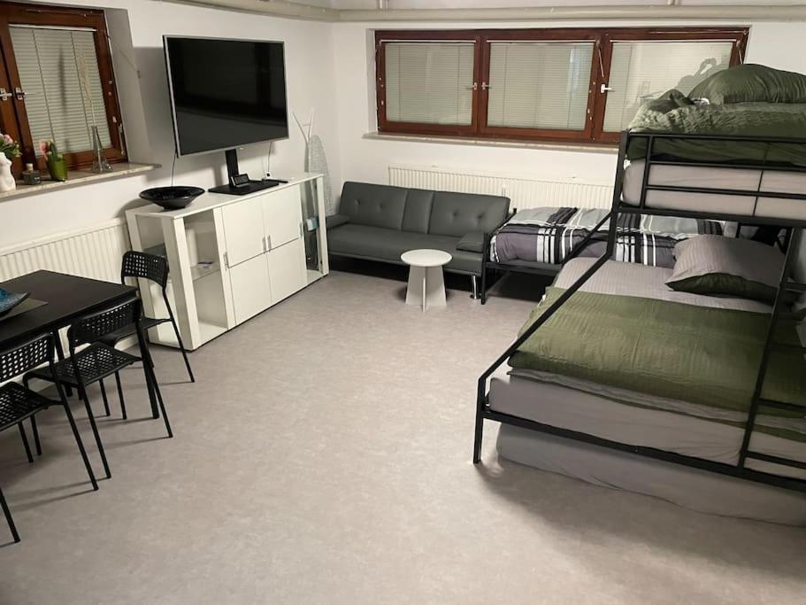 Apartment Modern Urban S-bahn 27qm For 6 Persons Mercedes-benz *